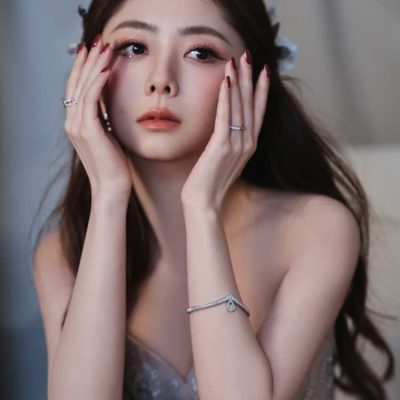 一改往日往日清纯形象的杨钰莹丰腴的奶的(图1)