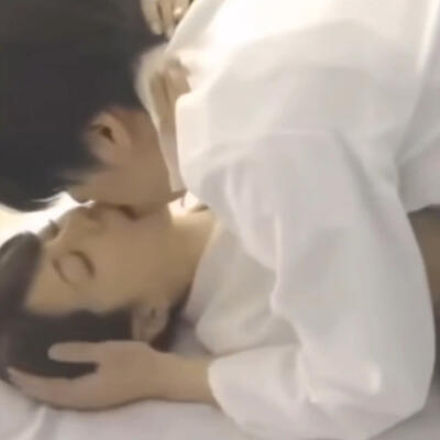 护士脱了衣服里面内衣的样子(图1)