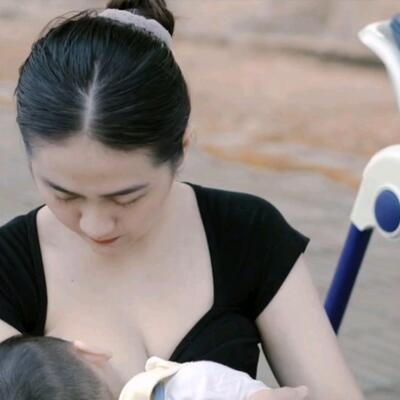 约会穿搭美女穿风衣真空内搭(图1)