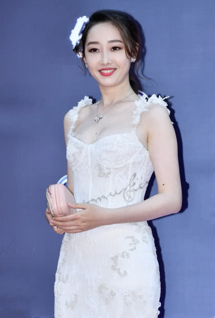 蒋梦婕深夜放飞自我，蒋梦婕皮肤是真的白(图2)